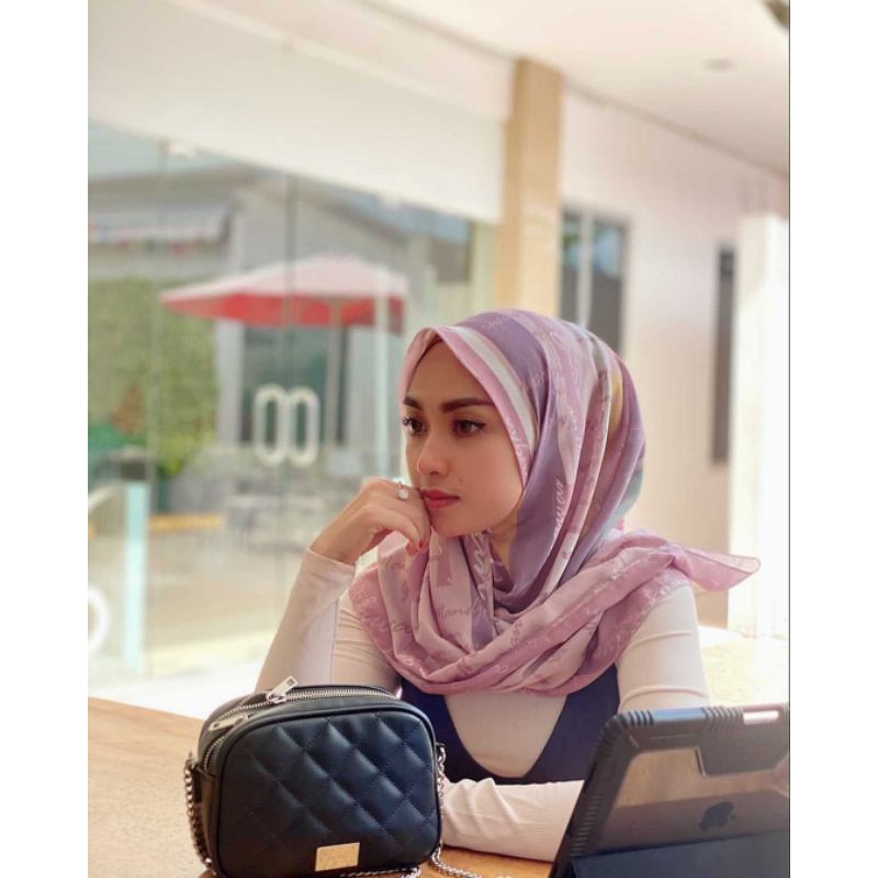 New Scarf Voal Motif Terbaru Seri Happy Day Dusty Pink Hijab Manjha Ivan Gunawan
