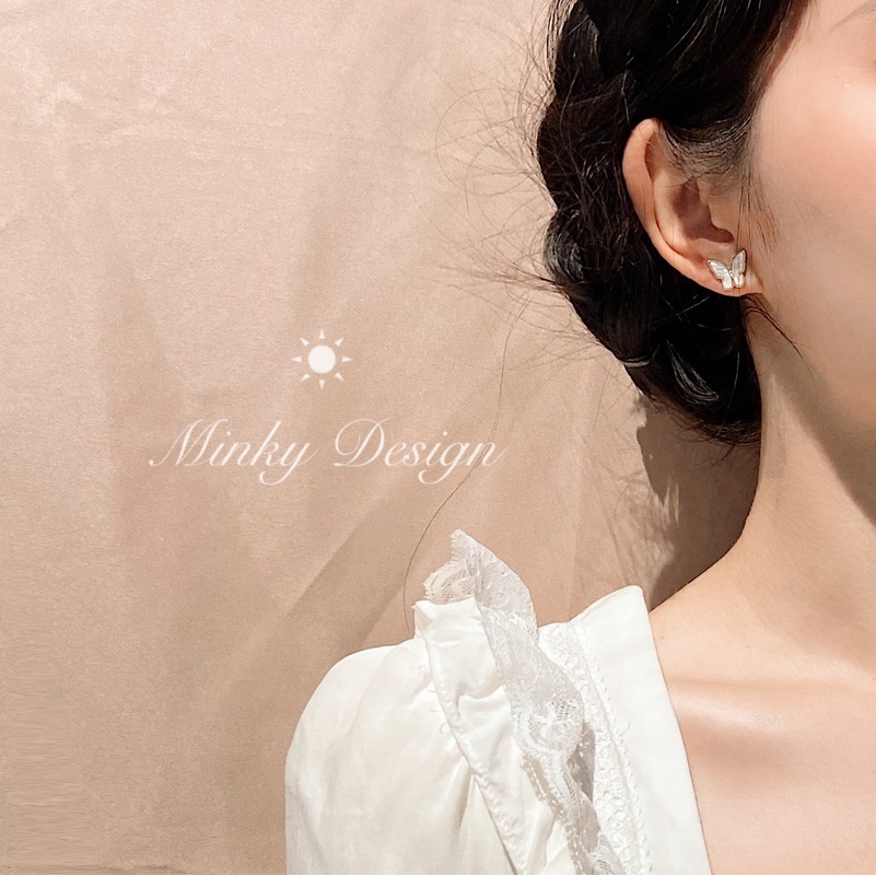 Anting Stud Desain Butterfly Bahan Metal Warna Emas Putih Gaya Korea Untuk Wanita