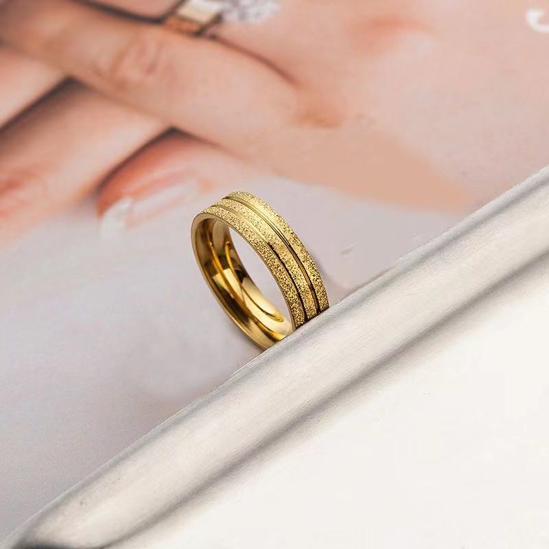 (Hello Girl)J03 Cincin Titanium Warna Emas Rantai Wanita dan Pria Glamor Import