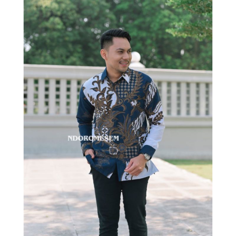 BAJU BATIK PREMIUM WARNA PUTIH NAVY KEMEJA BATIK PREMIUM NAVY PRABUKOLOR BAHAN KATUN FULL FURING