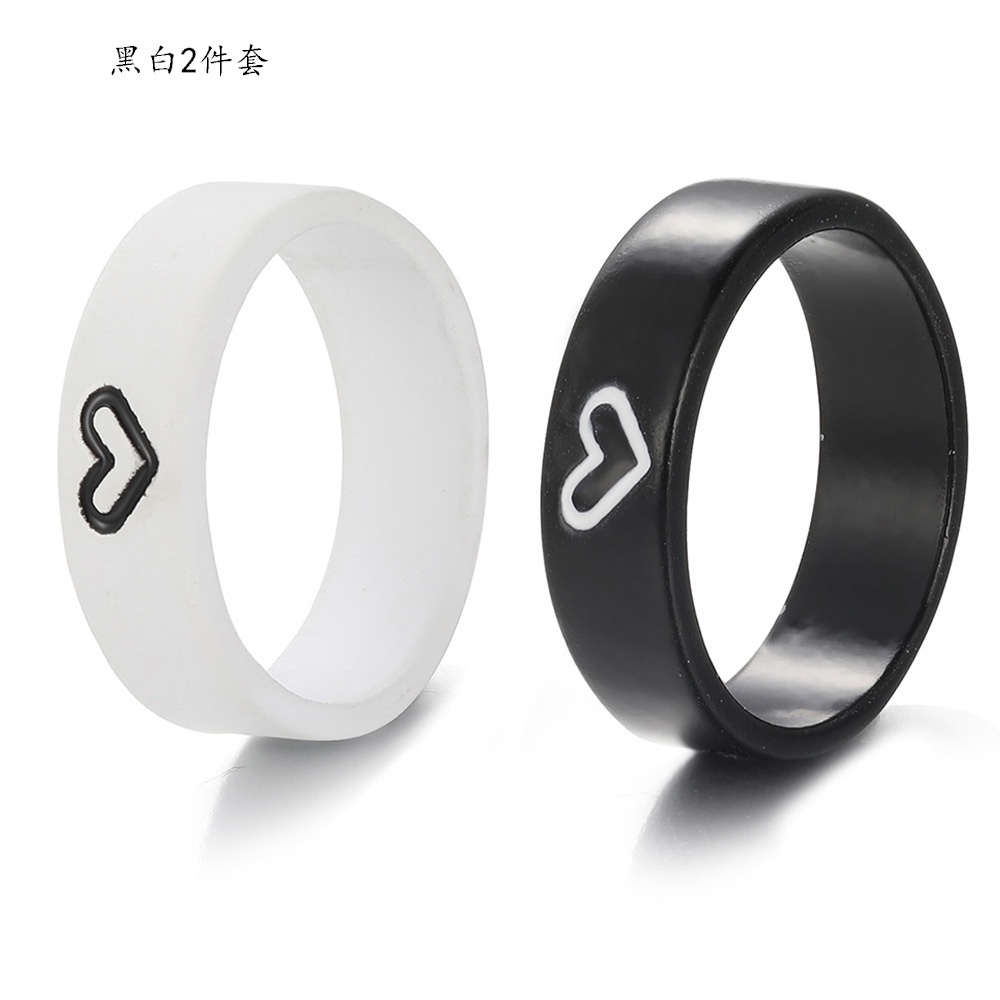 2pcs / set Cincin Bentuk Hati Model Hollow Out Warna Hitam Putih Untuk Pasangan