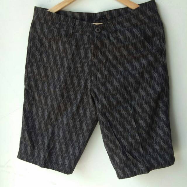 Celana pendek Altic.