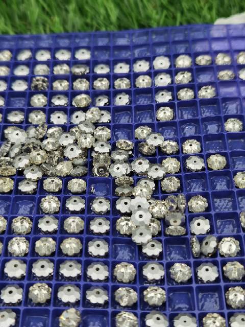 STONE KRISTAL BUNGA BERLIAN MOTIF BUNGA WARNA PUTIH UKURAN 6MM PER LUSIN