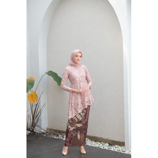 (Akita-zara tunik series Rose) set couple kebaya wanita &amp; kemeja batik pria. kebaya wisuda kebaya kondangan kebaya lamaran bahan lace premium