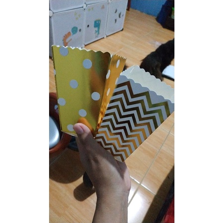 

dus box wadah popcorn motif polka emas gold
