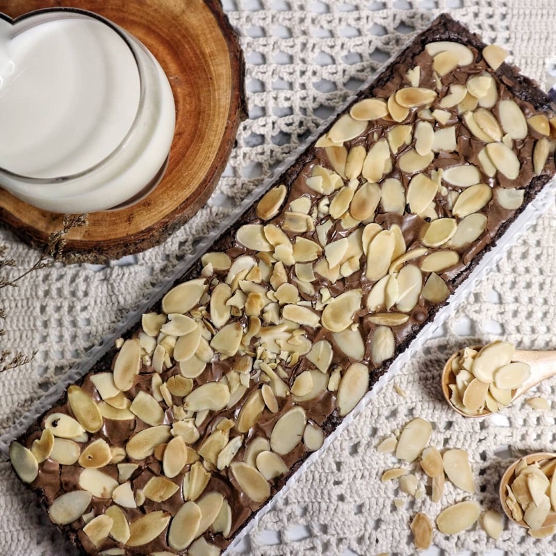 

Almond on top 30x10