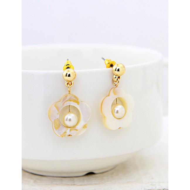 LRC Anting Tusuk  Fashion Gold Petal Shell Earrings F47034