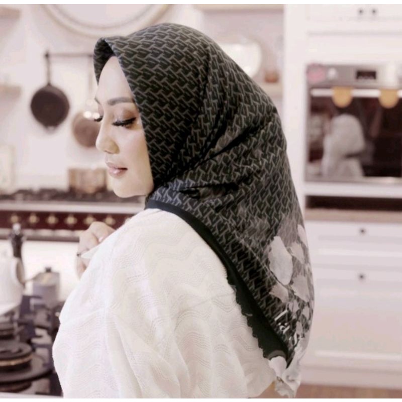 Preloved Kerudung / Hijab/Scarf by La Sabelle x Yulita series Tabula Rasa warna Black