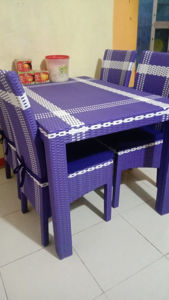 Meja Makan 4 Kursi