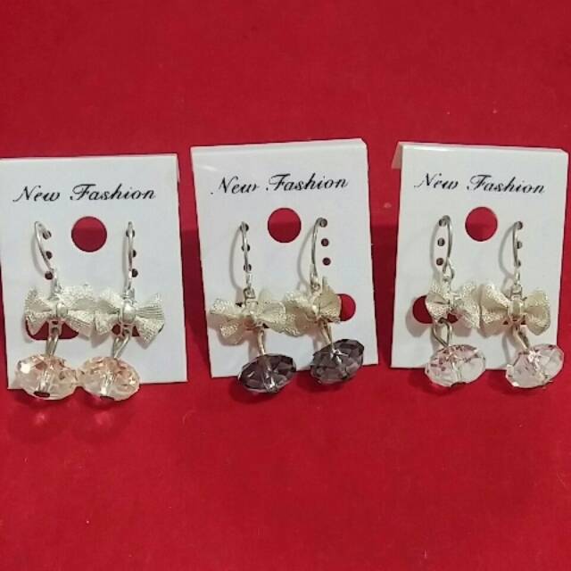 Anting gantung kristal