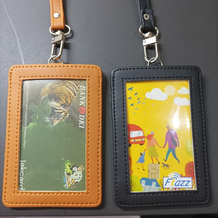 

Nikmati Tempat Id Card Kulit Sintetis Tiga Kartu New Dengan Tali Gantungan Diskon