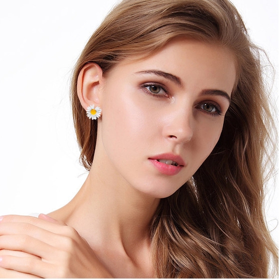 Anting Tusuk Bentuk Bunga Daisy Bahan Sterling Silver 925 Warna Permen Untuk Wanita