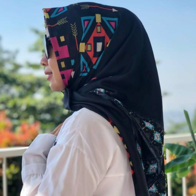 BEE ME hijab kerudung segi empat voal
