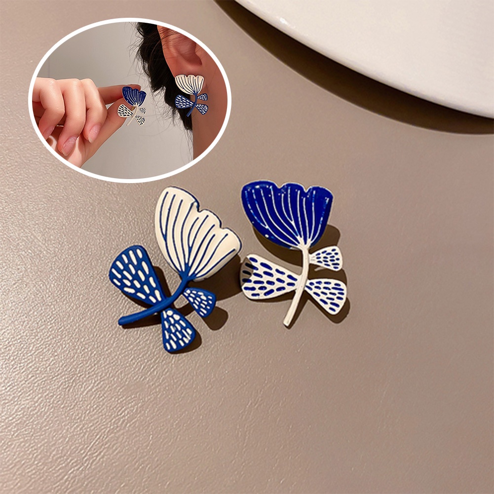 Anting Stud Bentuk Bunga Asimetris Warna Putih Biru