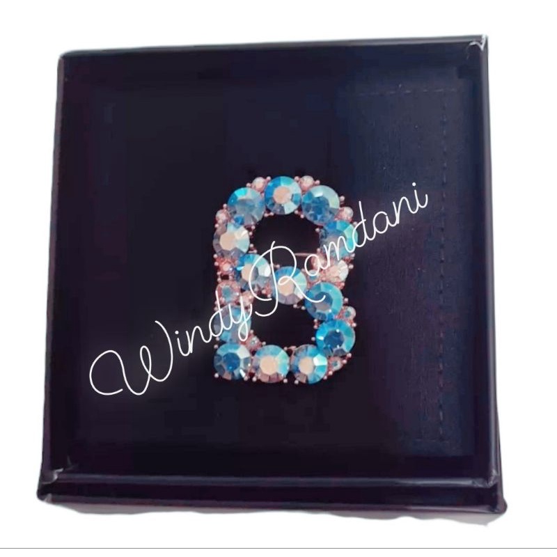 Orlin Brooch Buttonscarves