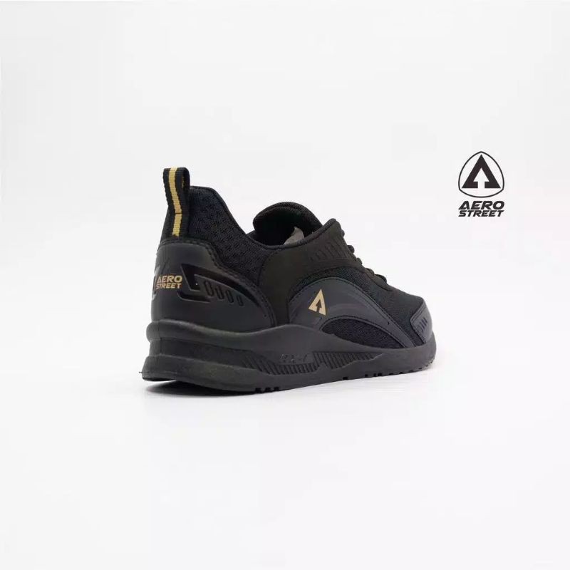 sepatu hitam dan sneakers merah