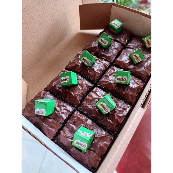 

Brownies Panggang Topping Milo Cube uk.10x20 (Sekat 10pcs)