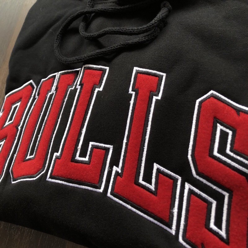 hoodie CHICAGO BULLS X MITCHELL&amp;NESS warna hitam full tag bordir timbul sweater terlaris bisa cod