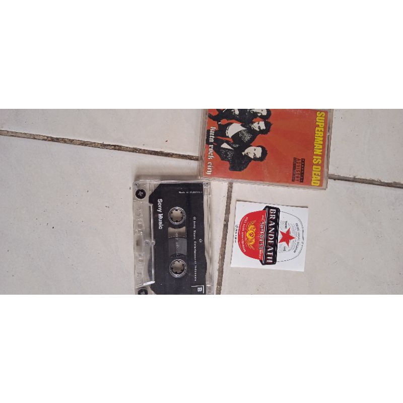 kaset pita superman is dead