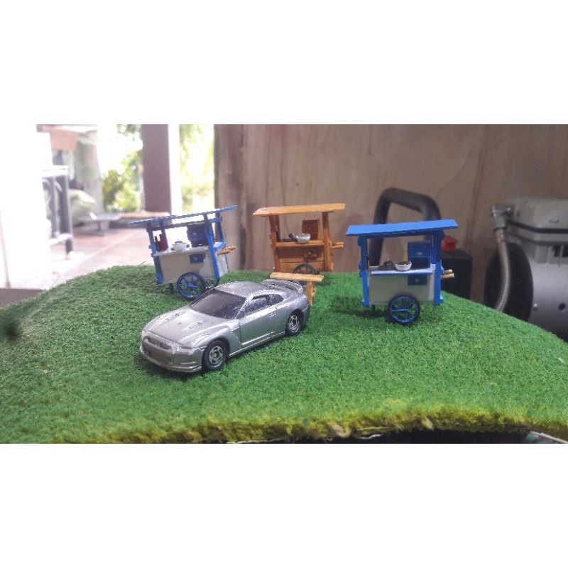 Miniatur Gerobak Mie ayam dan bangku skala 1:64