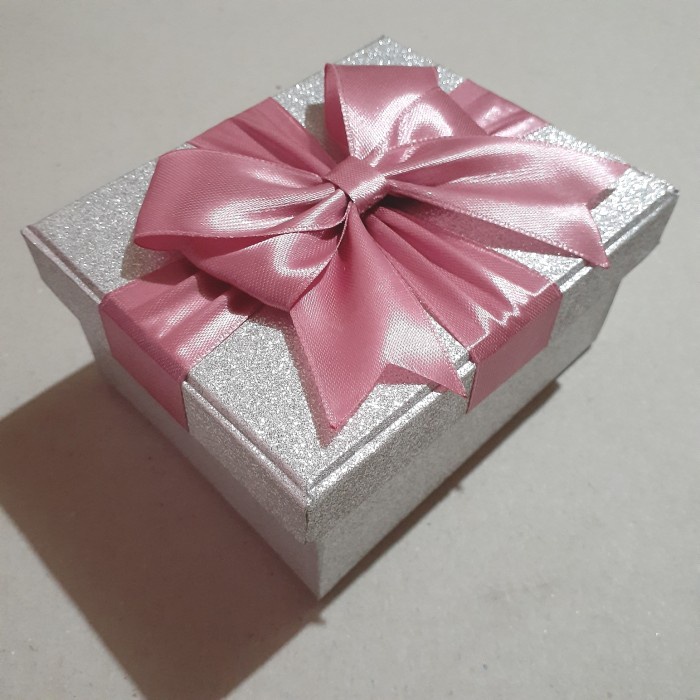 

Ginger- Glitter White Gift Box Hard Box Cantik Spesial Sesuai Gambar - 30x25x5cm
