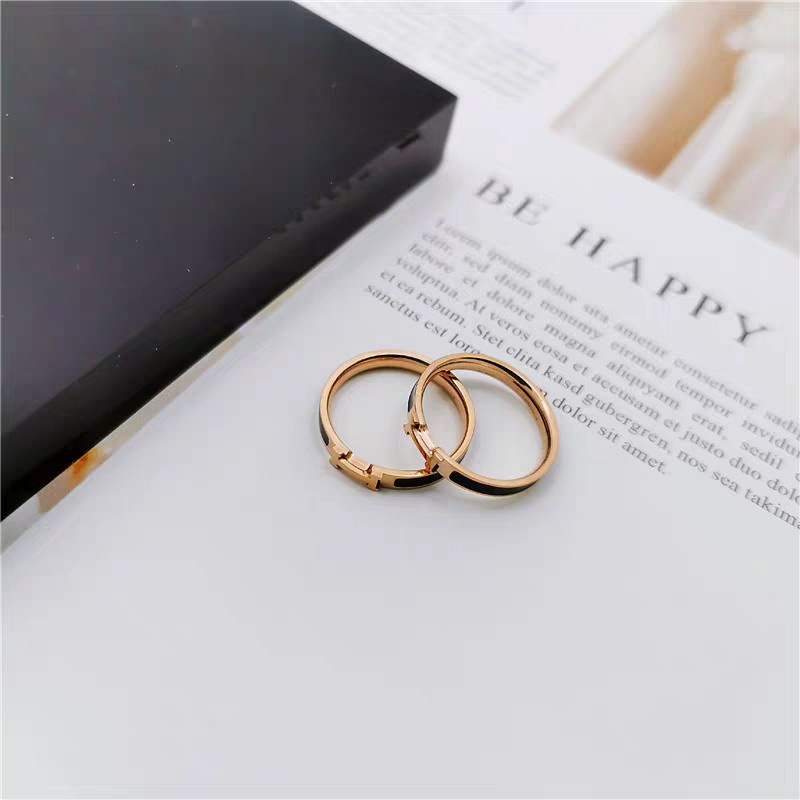 Cincin Huruf H Versi Sempit Permukaan Hitam | Cincin Titanium Steel 18k Rose Gold | Perhiasan Stainless Steel Modis Tahan Air Tidak Luntur Tidak Alergi