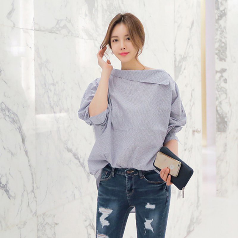 Atasan Slash Neck Model Casual Bersuar dengan Motif Garis