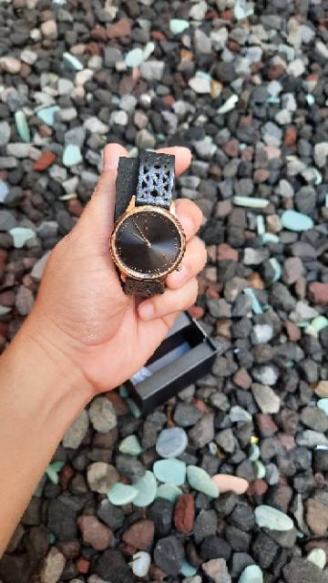 Jam tangan komono estelle cutout black rose