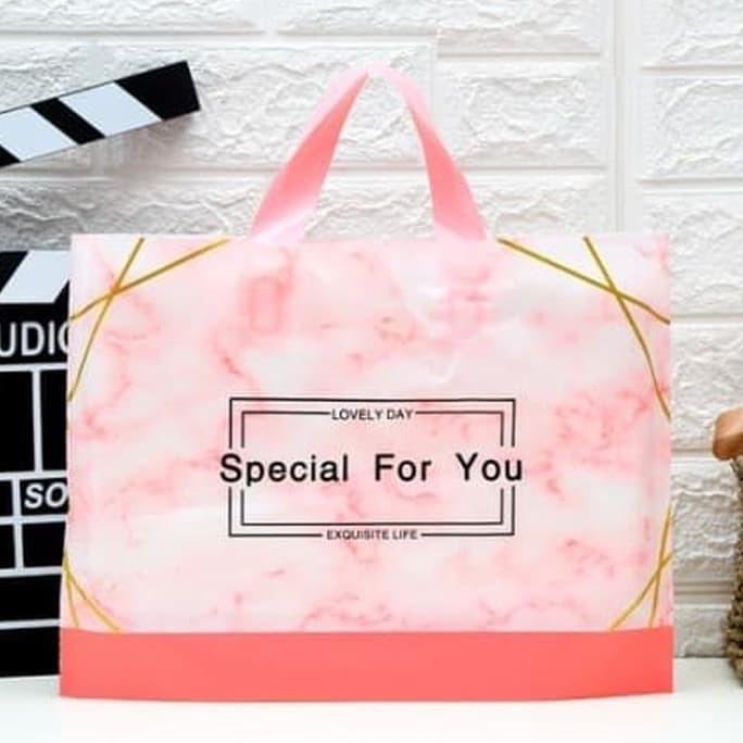 

Goodie Bag Plastik Motif Marmer Pink Kemasan Sovenir