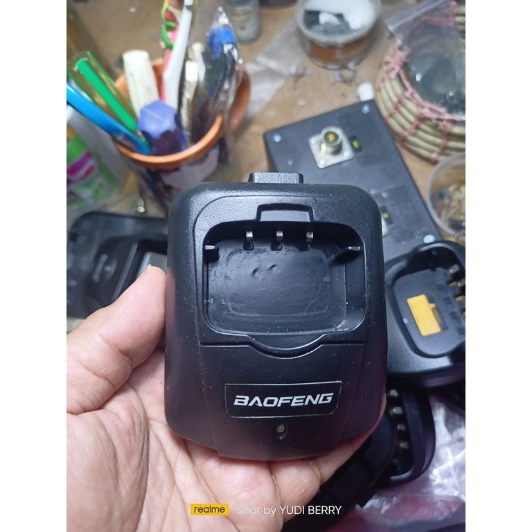 Charger Desktop Tipe Ch-B Untuk Ht Baofeng Uv B5  kondisi Bekas dan Normal  tanpa adaptor