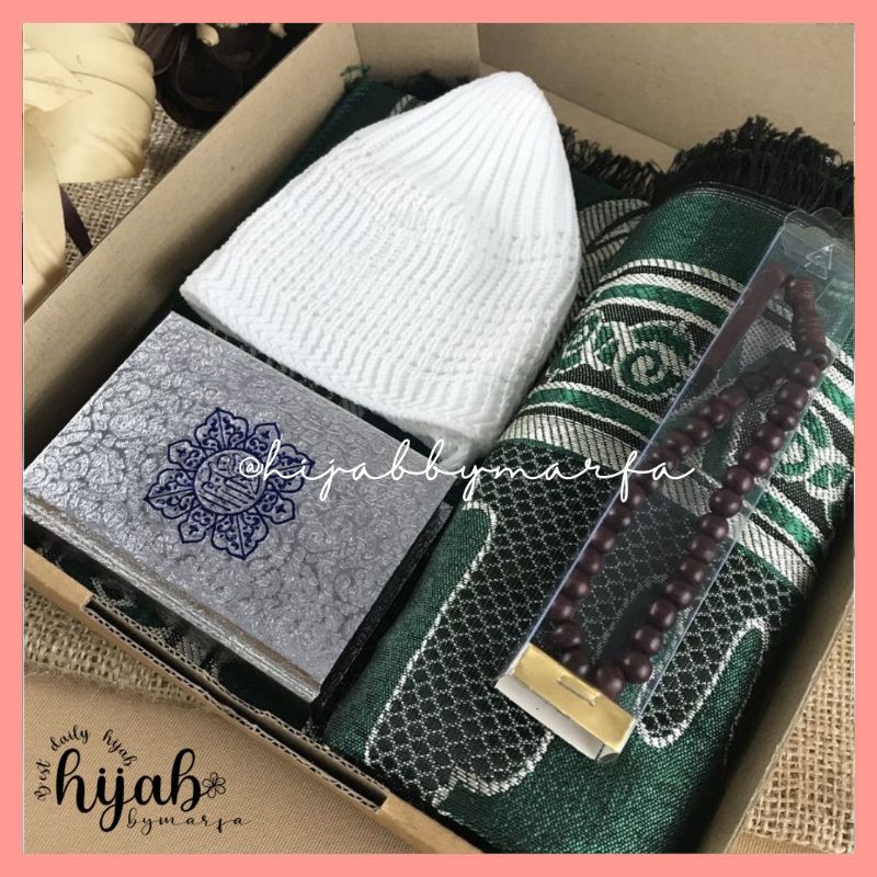 

Hampers cowok include sajadah, al-quran, peci dan tasbih