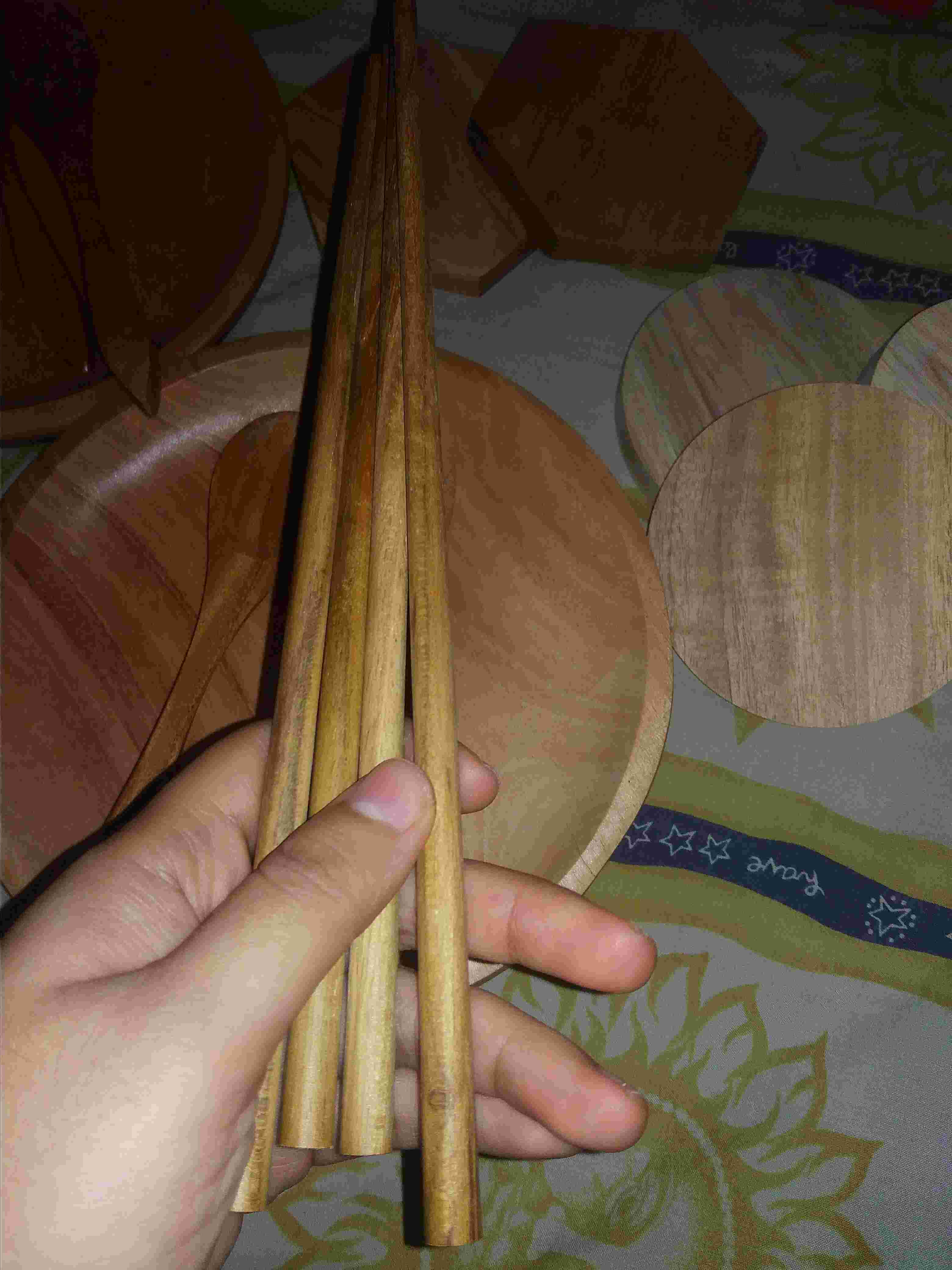 Piring Liuk Paket Kayu Mahoni ( Piring 20cm, Coaster Hexagon, Sendok Mahoni, Sumpit Mahoni)