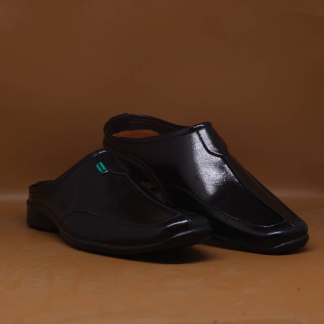 Sandal sepatu bustong pria kickers terlaris murah kulit mengkilap warna putih dan hitam cowok keren