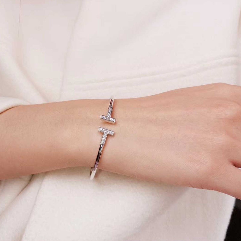 Gelang Model Terbuka Bahan Titanium Steel Aksen Berlian Gaya Klasik Untuk Wanita