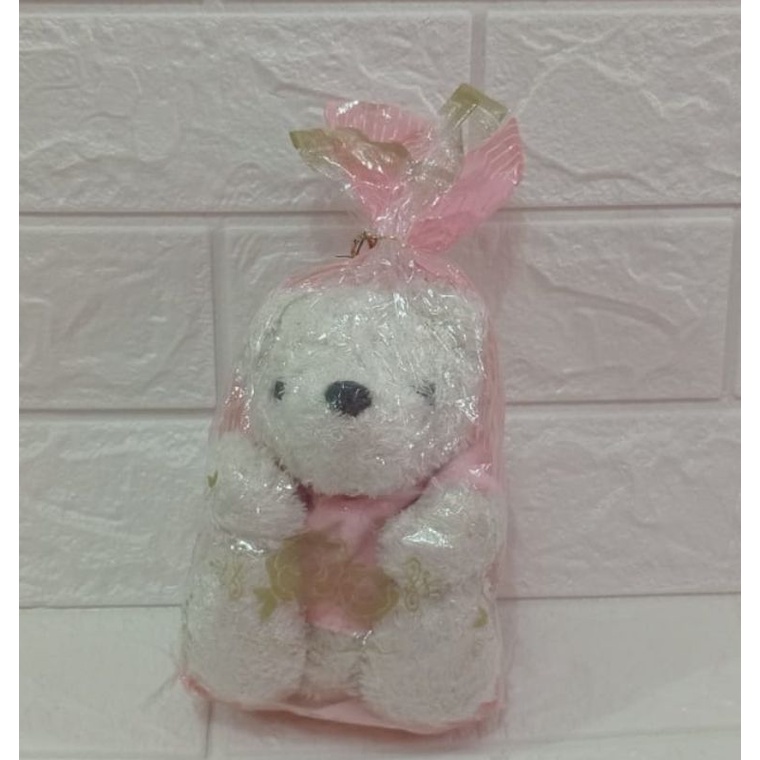 Boneka beruang kecil