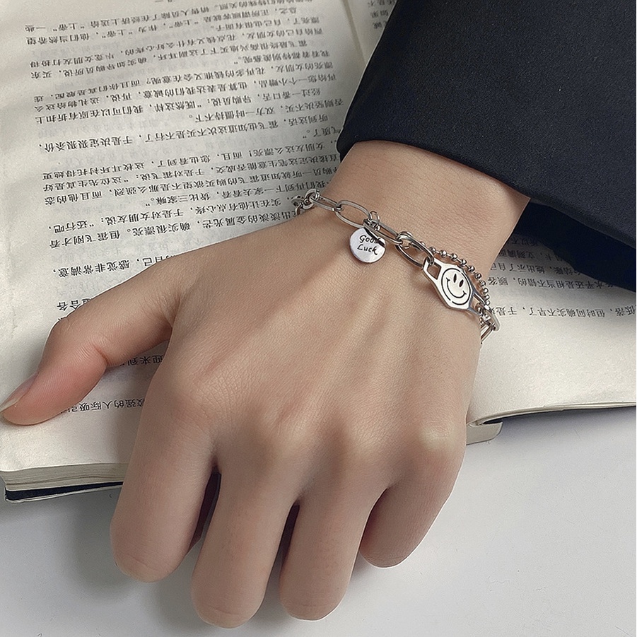 Korea ins sederhana titanium steel-gelang pria dan wanita college smiley wajah bulat huruf liontin g