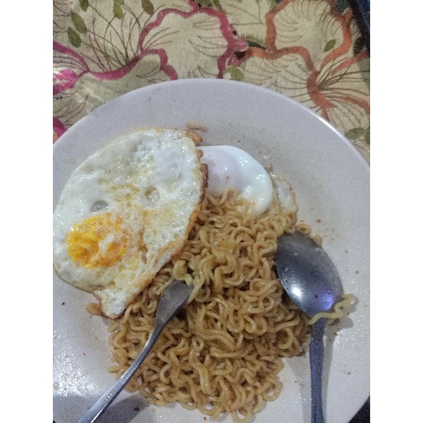 

Indomie Telor Rebus dan Mata Sapi