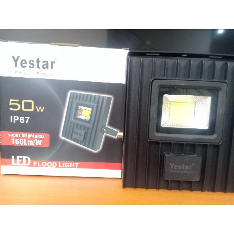Lampu sorot/tembak merk YESTAR 50 Watt warna putih.