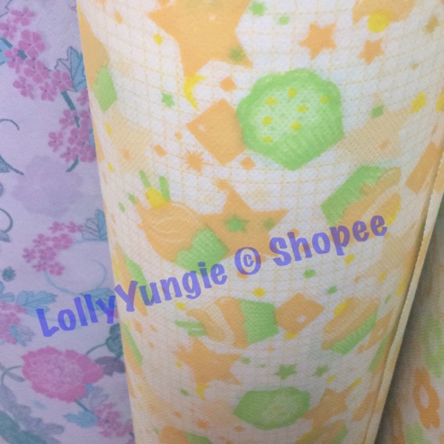 Wallpaper dinding cap cake kuning