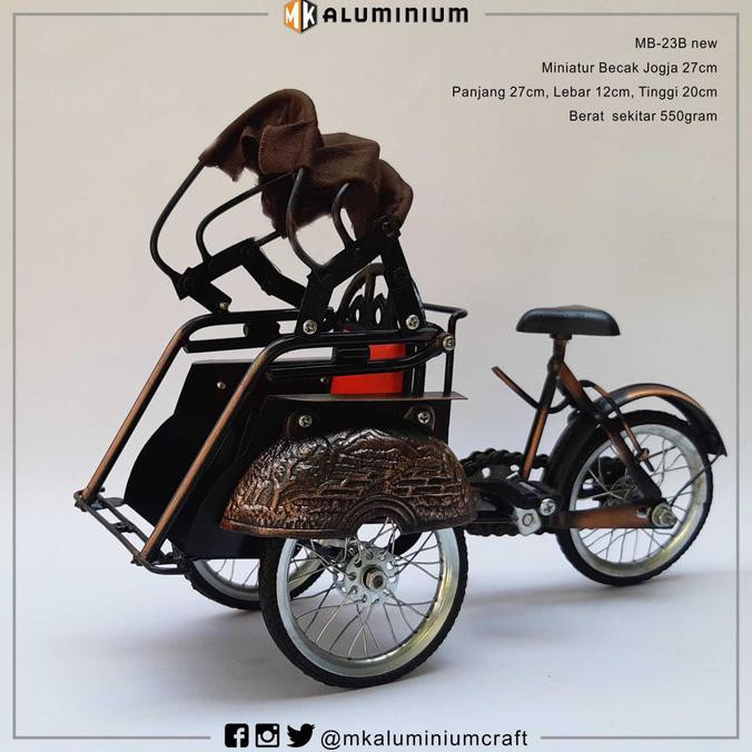 Miniatur Becak Jogja terbuat dari logam