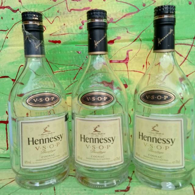 Botol bekas minuman keras hennesy