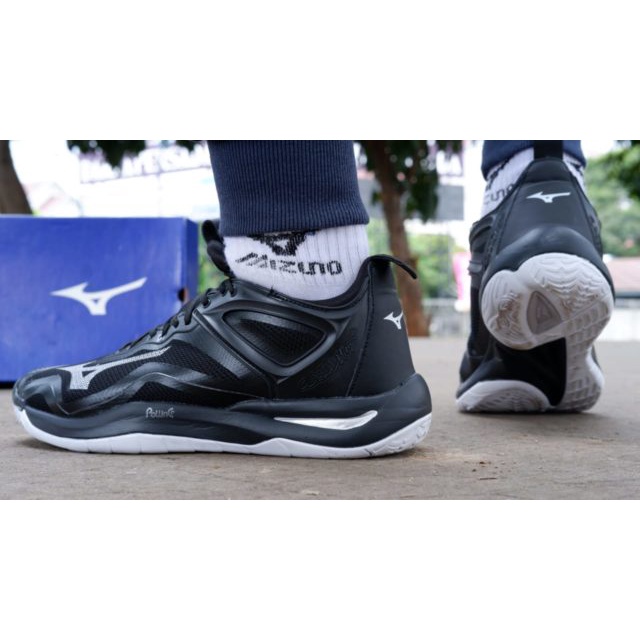 SEPATU OLAHRAGA VOLLY BADMINTON MIZUNO_MIRAGE BLACK