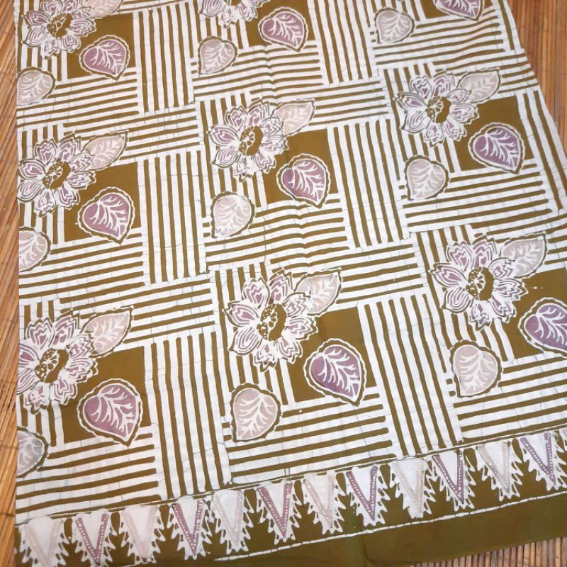 Kain Batik katun CAP Solo motif bunga dasarnya merah