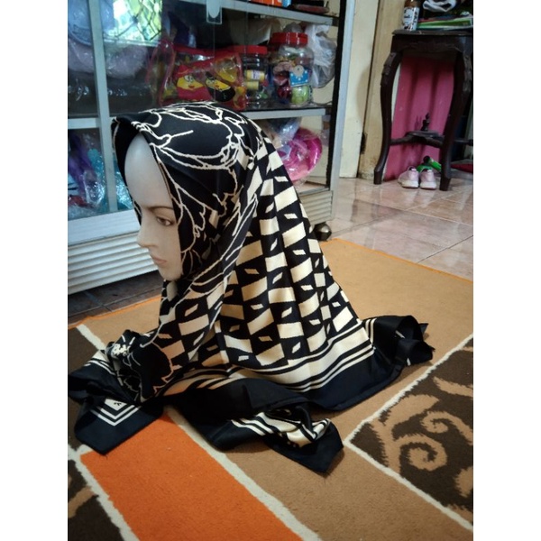 kerudung hitam segi empat motif