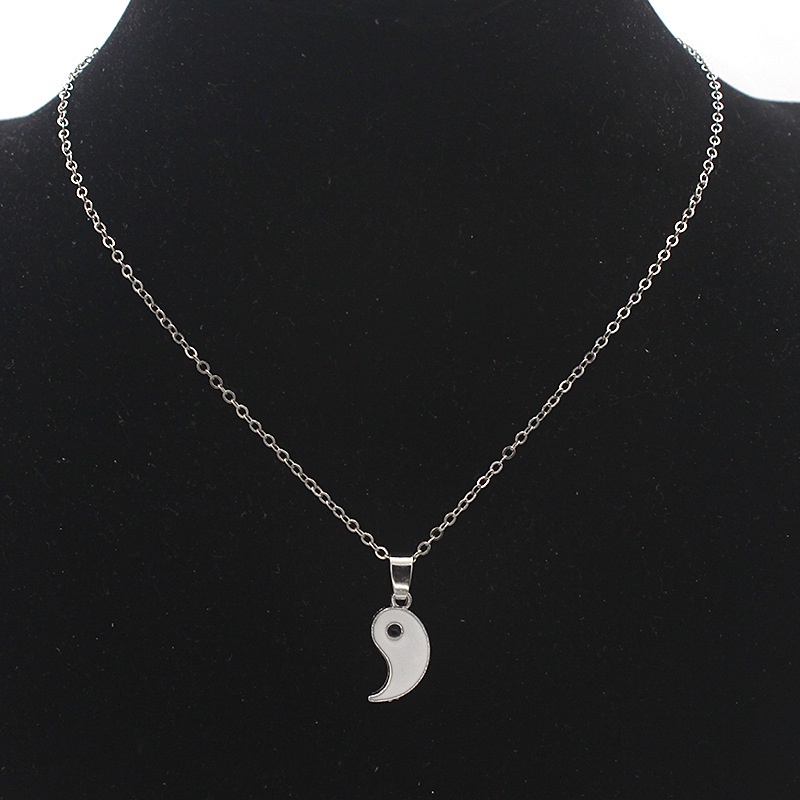 2pcs / Set Kalung Rantai Liontin Yin Yang Tai Chi Adjustable Warna Hitam Putih Gaya Retro Untuk Pasangan
