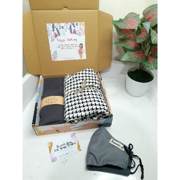 

HAMPERS / GIFT BOX /KADO isi Lengkap (Daster Hits, Masker Kain, Hijab)