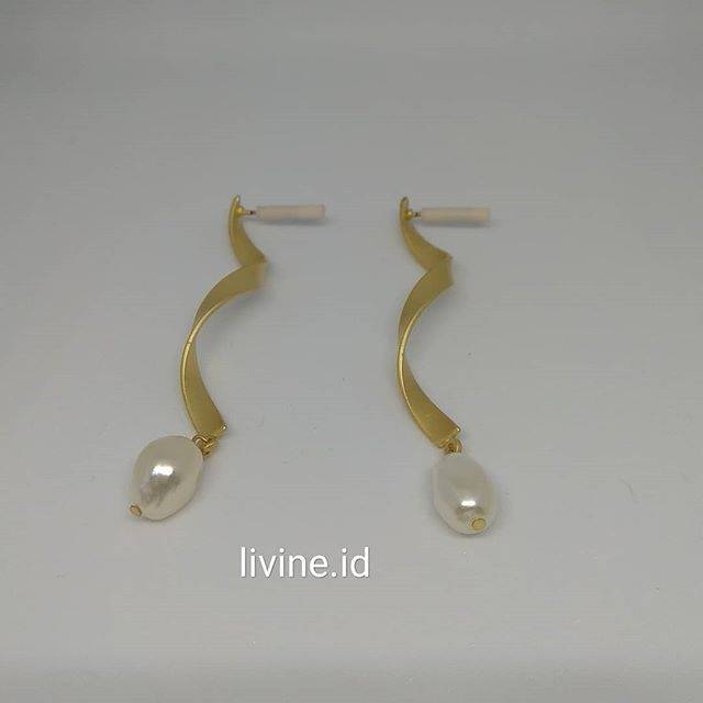 Anting panjang mutiara