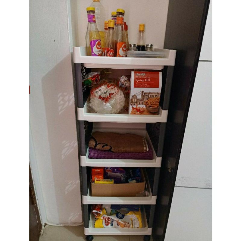 RAK susun plastik serbaguna Roda