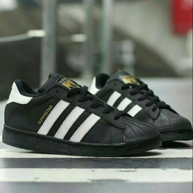 Sepatu adidas superstar