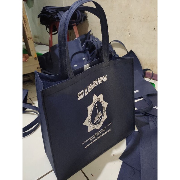 

Tas Spunbond Jahit Custom Ukuran Sablon Bisa pilih Ketebalan Bahan dan Ukuran